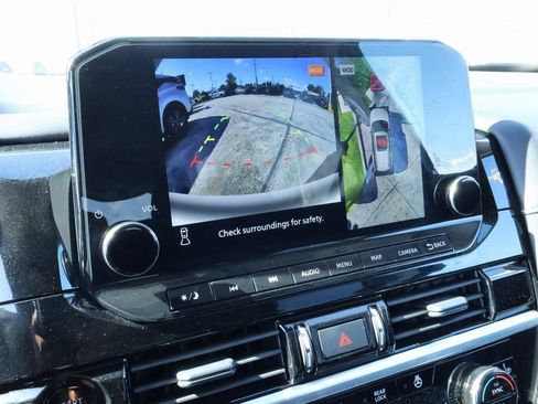 Used 2025 Nissan Pathfinder SL image 4