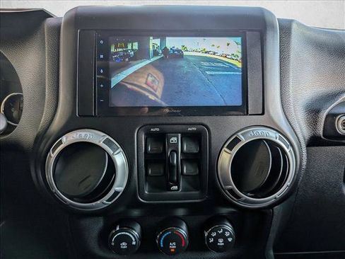 Used 2017 Jeep Wrangler Unlimited Rubicon w/ Connectivity Group image 13