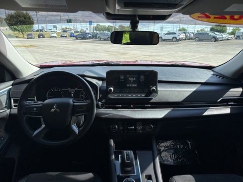 Used 2022 Mitsubishi Outlander SE image 10