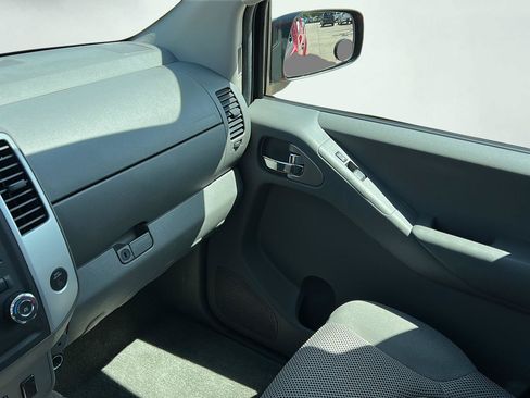Used 2010 Nissan Frontier SE w/ Moonroof Pkg AWD/4WD image 18
