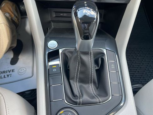 Used 2022 Volkswagen Tiguan SE w/ Panoramic Sunroof Package AWD/4WD image 25