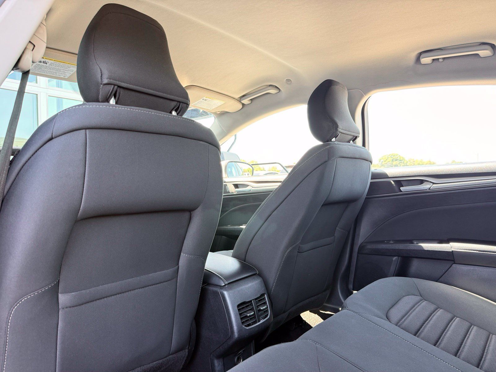 Used 2019 Ford Fusion SE FWD image 15