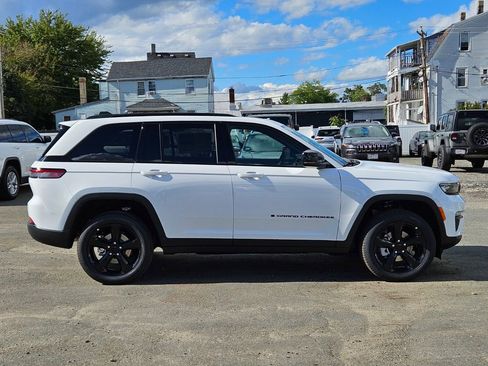 New 2025 Jeep Grand Cherokee Limited w/ Black Appearance Package image 6