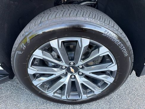Used 2025 Chevrolet Tahoe High Country RWD image 12