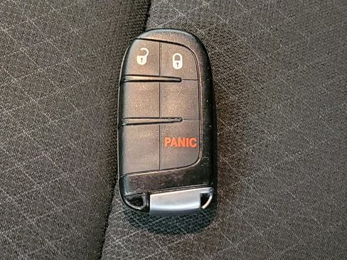 Used 2019 Jeep Grand Cherokee Laredo image 32