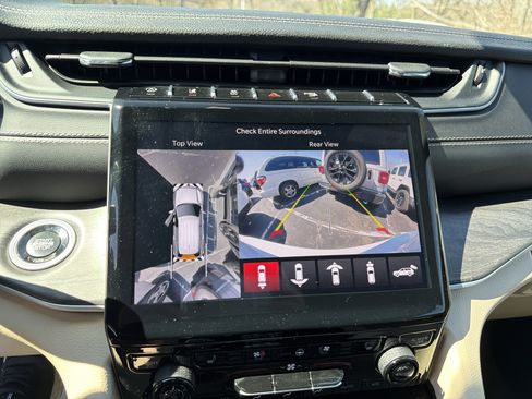 Certified 2025 Jeep Grand Cherokee L Limited w/ Luxury Tech Group II image 29