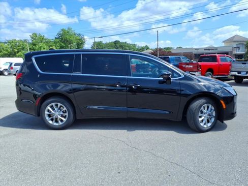 New 2027 Chrysler Pacifica Select AWD/4WD image 3