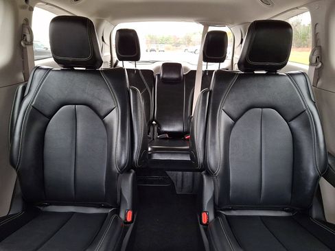 Used 2024 Chrysler Pacifica Select image 19