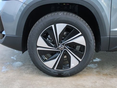 Certified 2025 Volkswagen Taos SE image 21