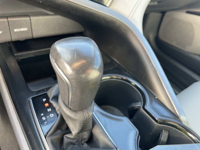 Used 2020 Toyota Camry SE w/ Convenience Package FWD image 28