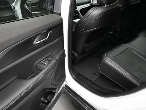 New 2025 Jeep Grand Cherokee Laredo image 15