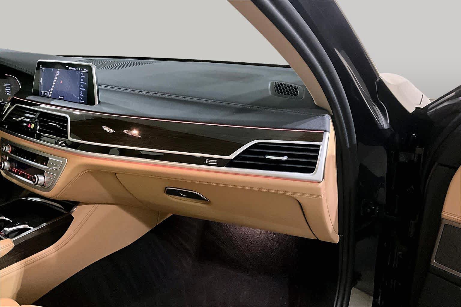 Used 2022 BMW 750i xDrive AWD/4WD image 18