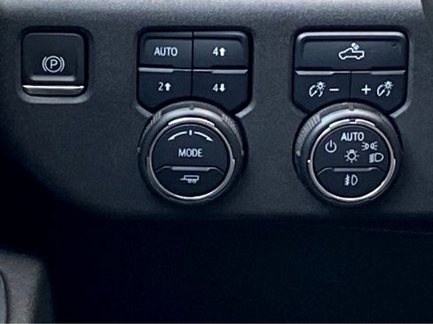 Used 2024 Chevrolet Silverado 1500 LT Trail Boss w/ Protection Package image 9