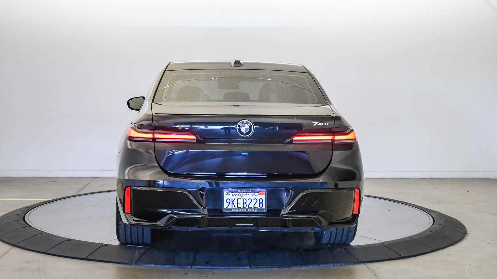 Certified 2024 BMW 740i w/ Premium Package RWD image 3