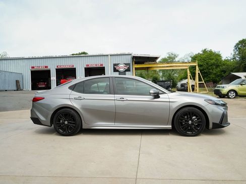 Used 2025 Toyota Camry SE w/ Convenience Package image 3