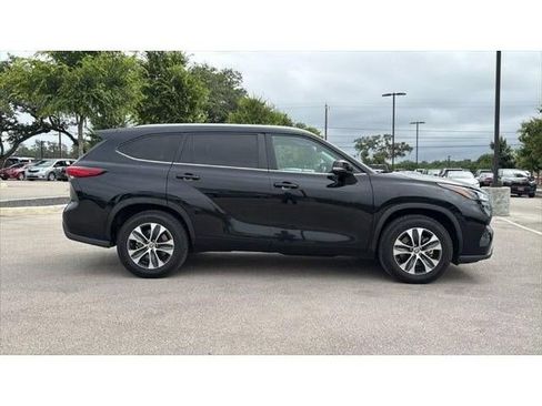 Used 2023 Toyota Highlander XLE FWD image 4