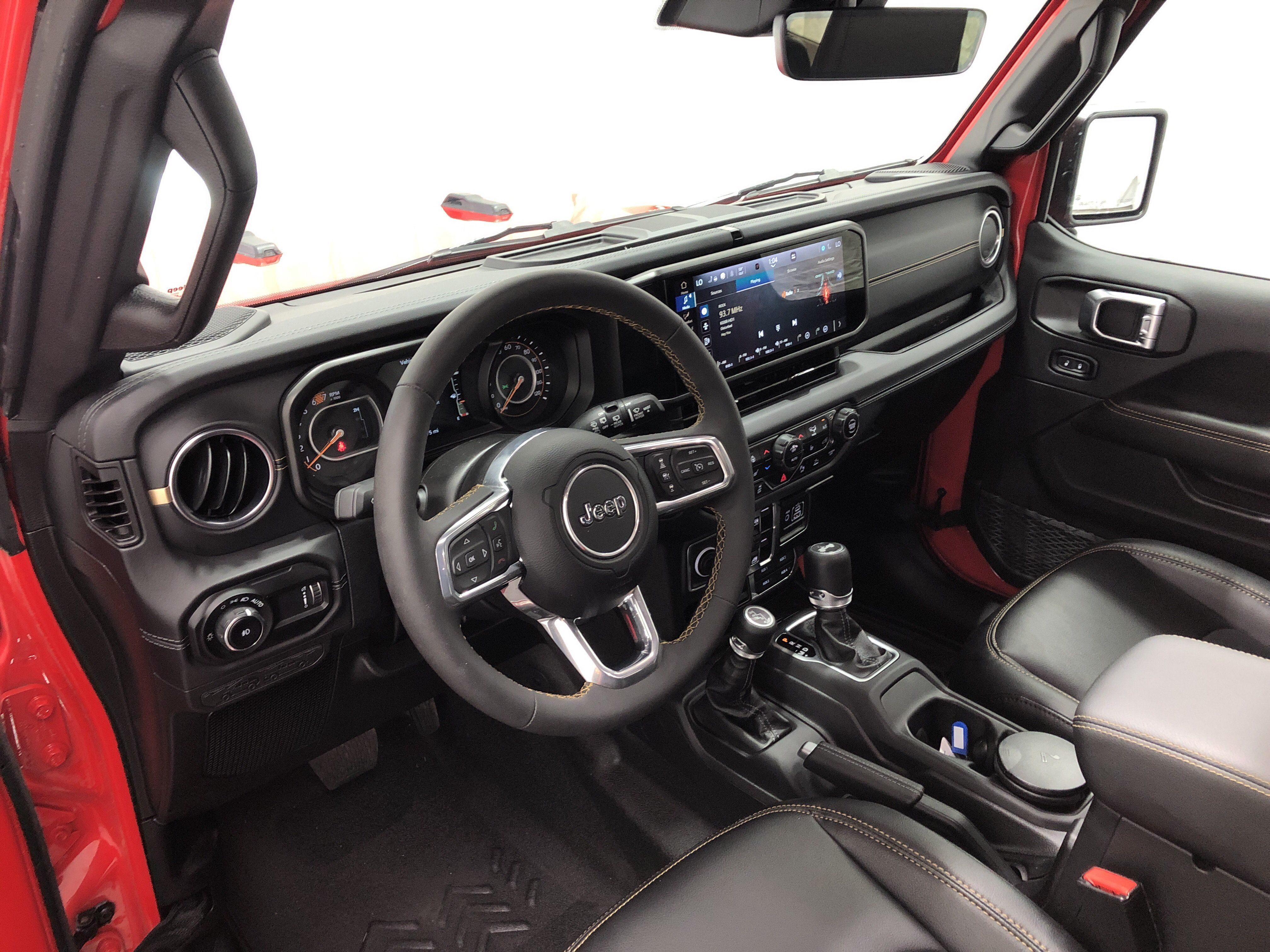 Certified 2024 Jeep Wrangler Unlimited Sahara w/ Technology Group AWD/4WD image 17