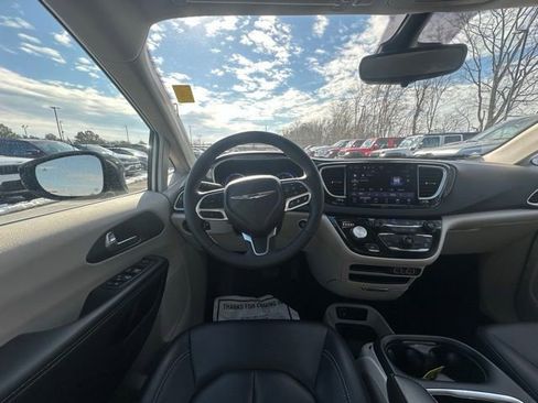 Used 2024 Chrysler Pacifica Touring-L image 16