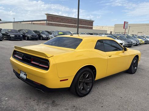 Used 2018 Dodge Challenger SXT RWD image 6