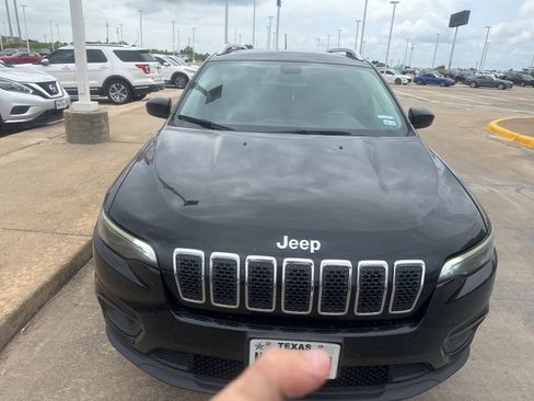 Used 2019 Jeep Cherokee Latitude w/ Popular Appearance Group image 8