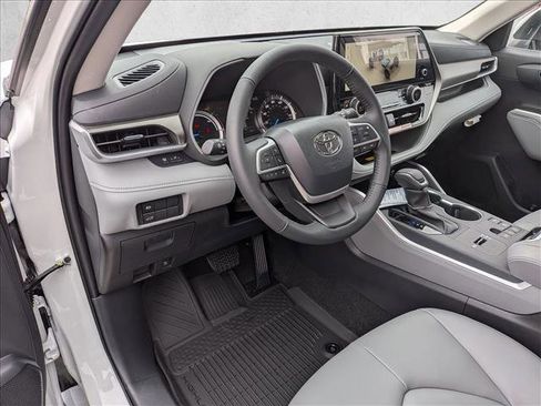 New 2026 Toyota Highlander XLE image 3