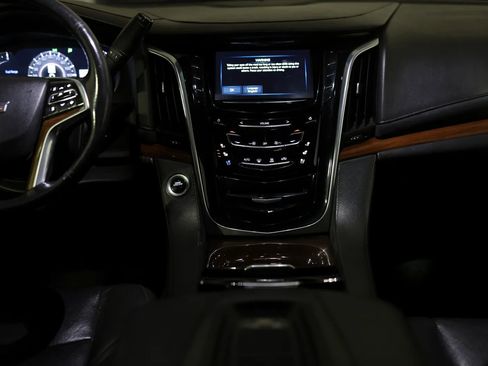 Used 2019 Cadillac Escalade ESV Luxury image 34