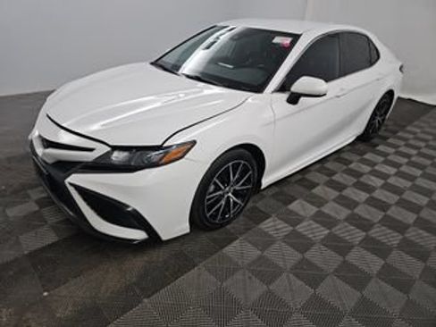 Used 2021 Toyota Camry SE FWD image 1