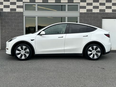 Used 2024 Tesla Model Y Long Range AWD/4WD image 2
