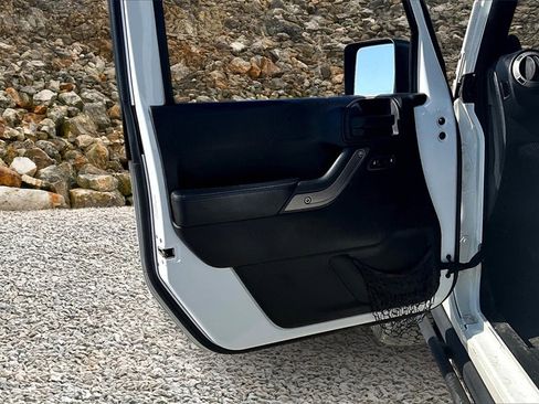 Used 2013 Jeep Wrangler Unlimited Sahara image 21