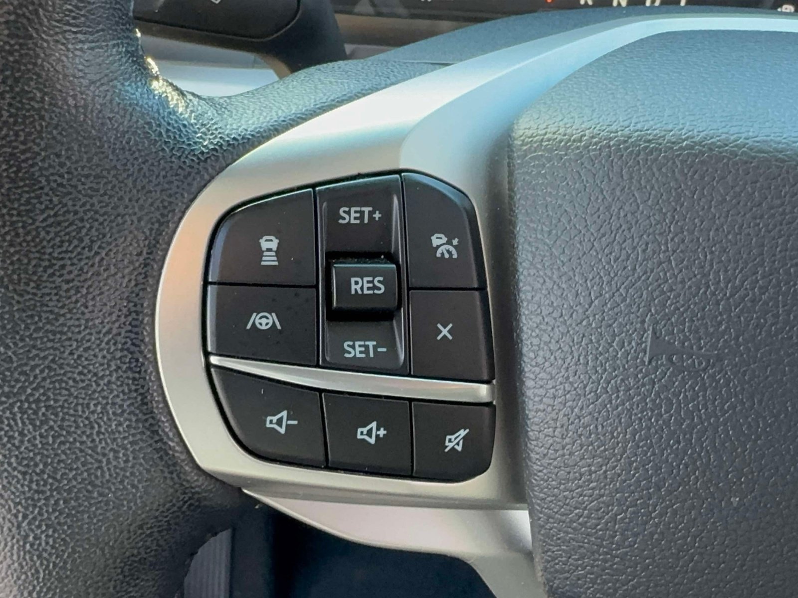 Used 2022 Ford Explorer XLT w/ Equipment Group 202A AWD/4WD image 16