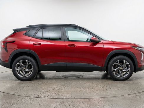 Used 2025 Chevrolet Trax LT w/ LT Convenience Package FWD image 11
