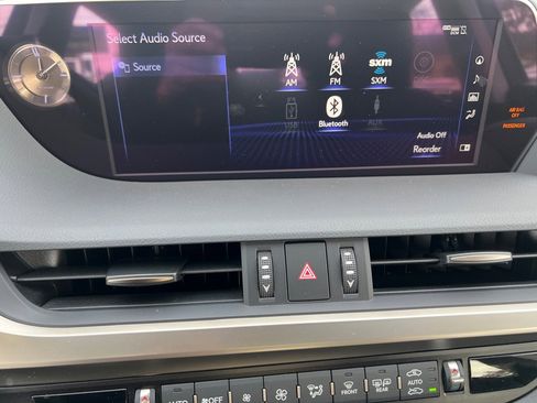 Used 2019 Lexus ES 300h image 25