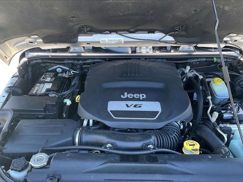 Used 2017 Jeep Wrangler Unlimited Sahara w/ Connectivity Group image 34