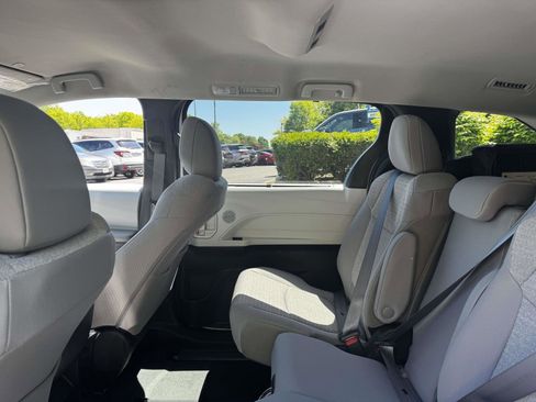 Used 2025 Toyota Sienna LE FWD image 12