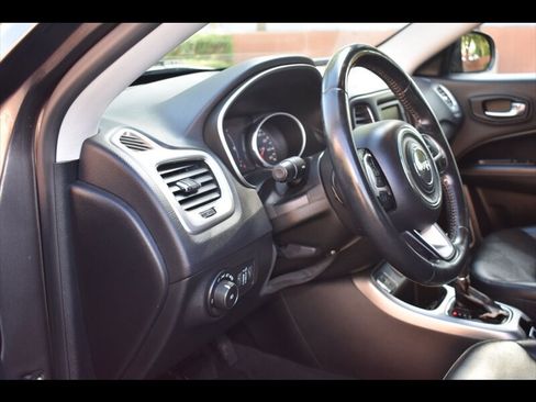 Used 2018 Jeep Compass Latitude FWD image 13