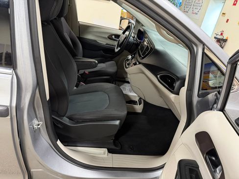 Used 2021 Chrysler Voyager L FWD image 36