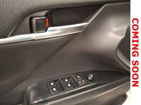 Used 2019 Toyota Camry SE FWD image 13