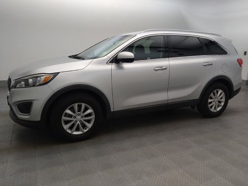 Used 2018 Kia Sorento FWD image 2