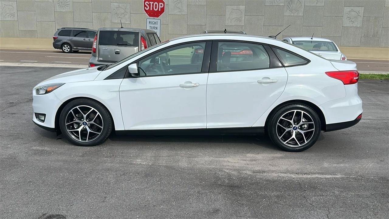 Used 2018 Ford Focus SE w/ SE Appearance Package FWD image 13