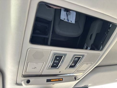 Used 2024 Land Rover Defender 90 S image 38