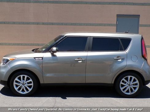 Used 2017 Kia Soul + FWD image 5