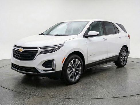 Used 2025 Chevrolet Equinox LT FWD image 3