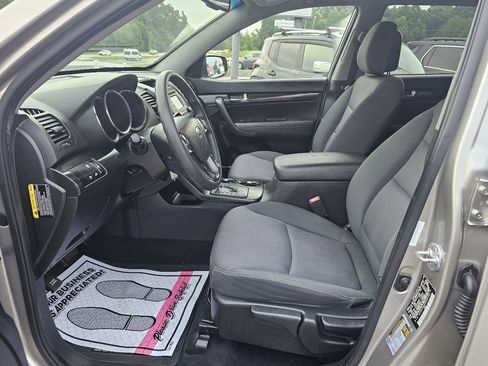 Used 2013 Kia Sorento LX w/ Convenience Pkg image 3