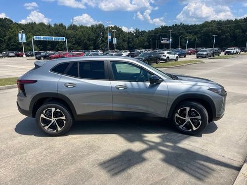 New 2026 Chevrolet Trax RS w/ Sunroof Package FWD image 8