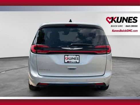 Used 2023 Chrysler Pacifica Touring-L FWD image 9