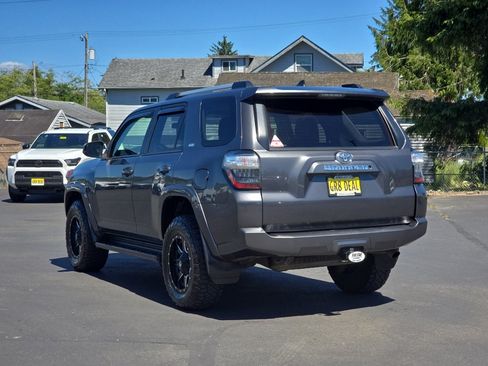 Certified 2019 Toyota 4Runner SR5 AWD/4WD image 4