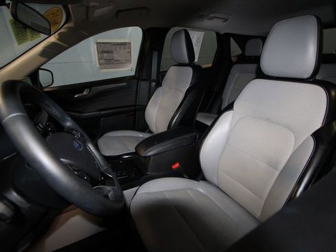 Used 2025 Ford Escape SE image 4