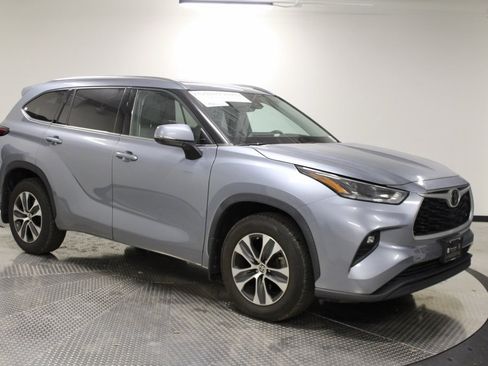 Used 2021 Toyota Highlander XLE image 17