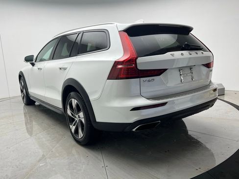 Used 2022 Volvo V60 T5 Cross Country image 4