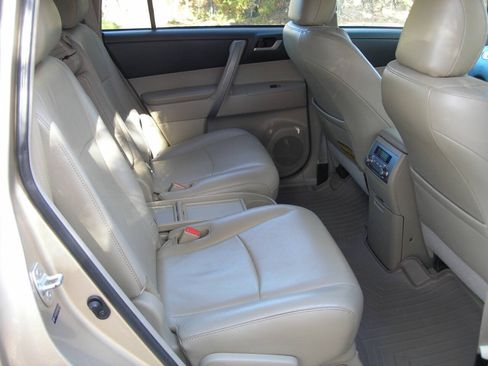 Used 2010 Toyota Highlander SE FWD image 7